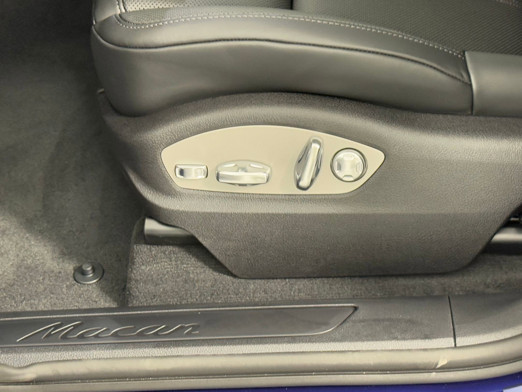 Certified 2026 Porsche Macan AWD/4WD image 15