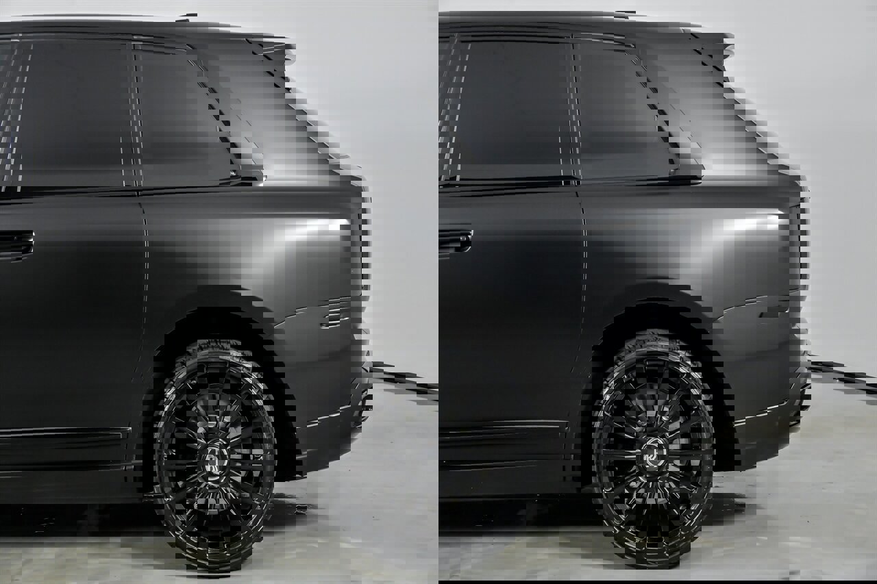 Used 2023 Rolls-Royce Cullinan Black Badge w/ Driver's Package image 9