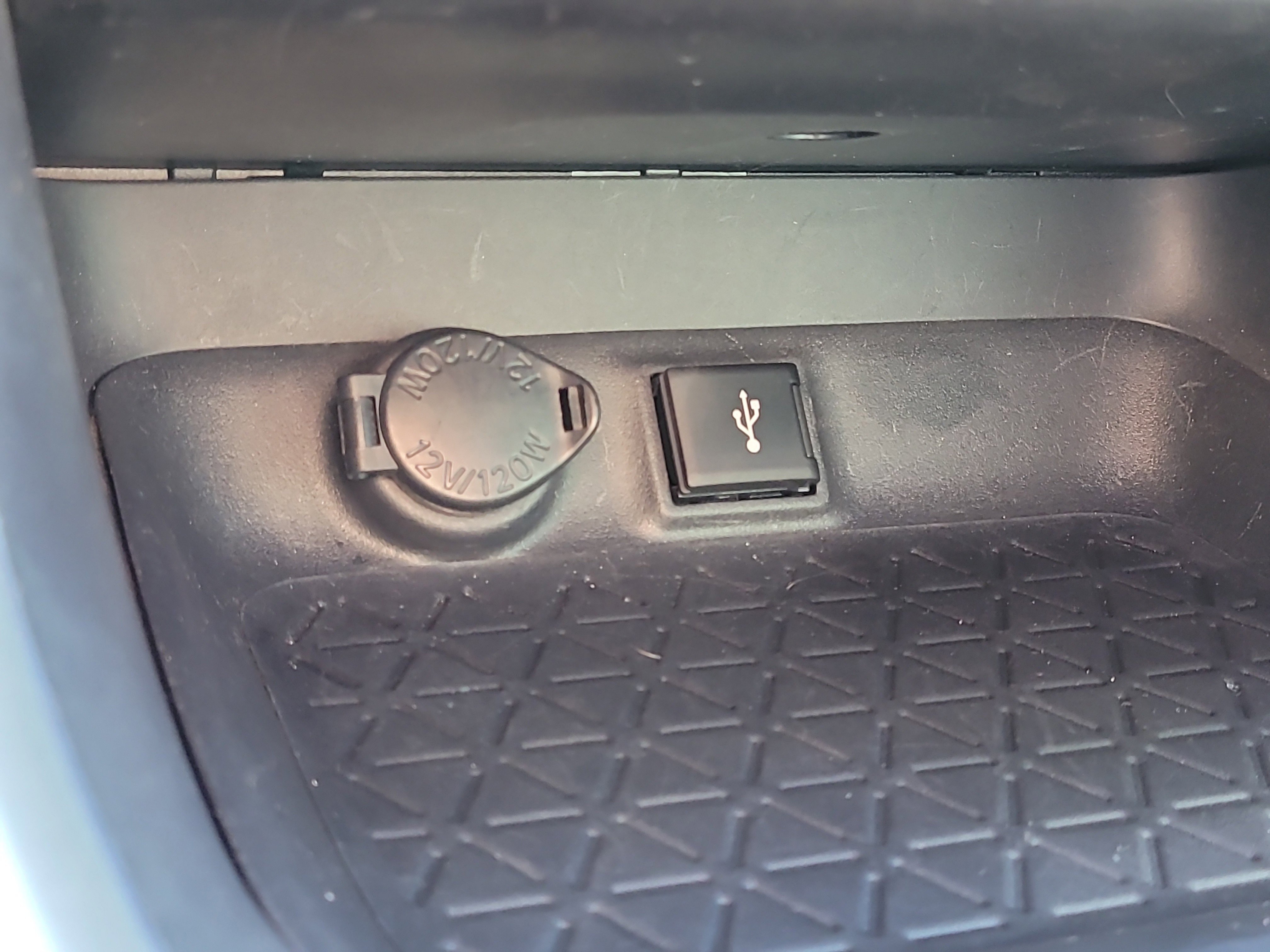 Used 2020 Toyota RAV4 XLE Premium image 28