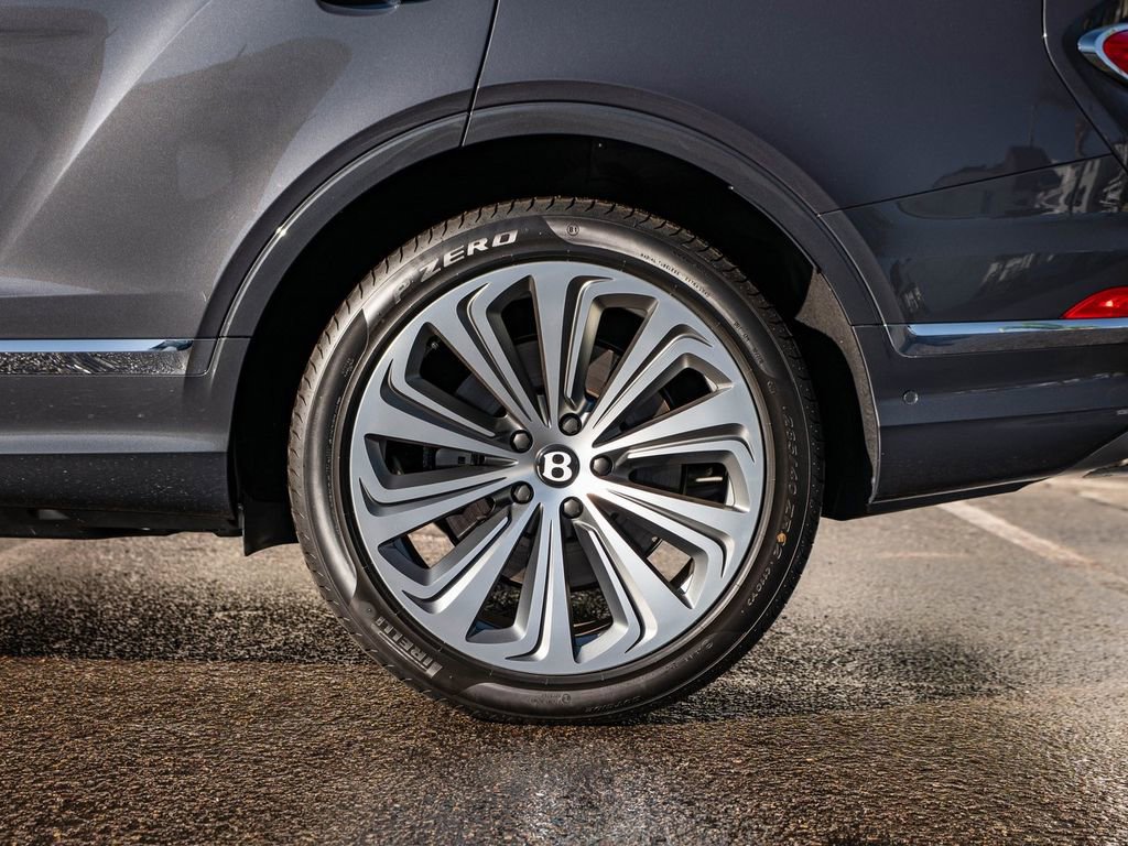 Used 2025 Bentley Bentayga image 32