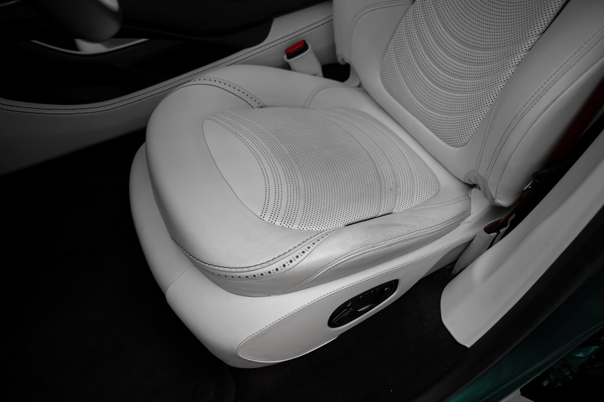 Used 2023 Aston Martin DBX AWD/4WD image 65