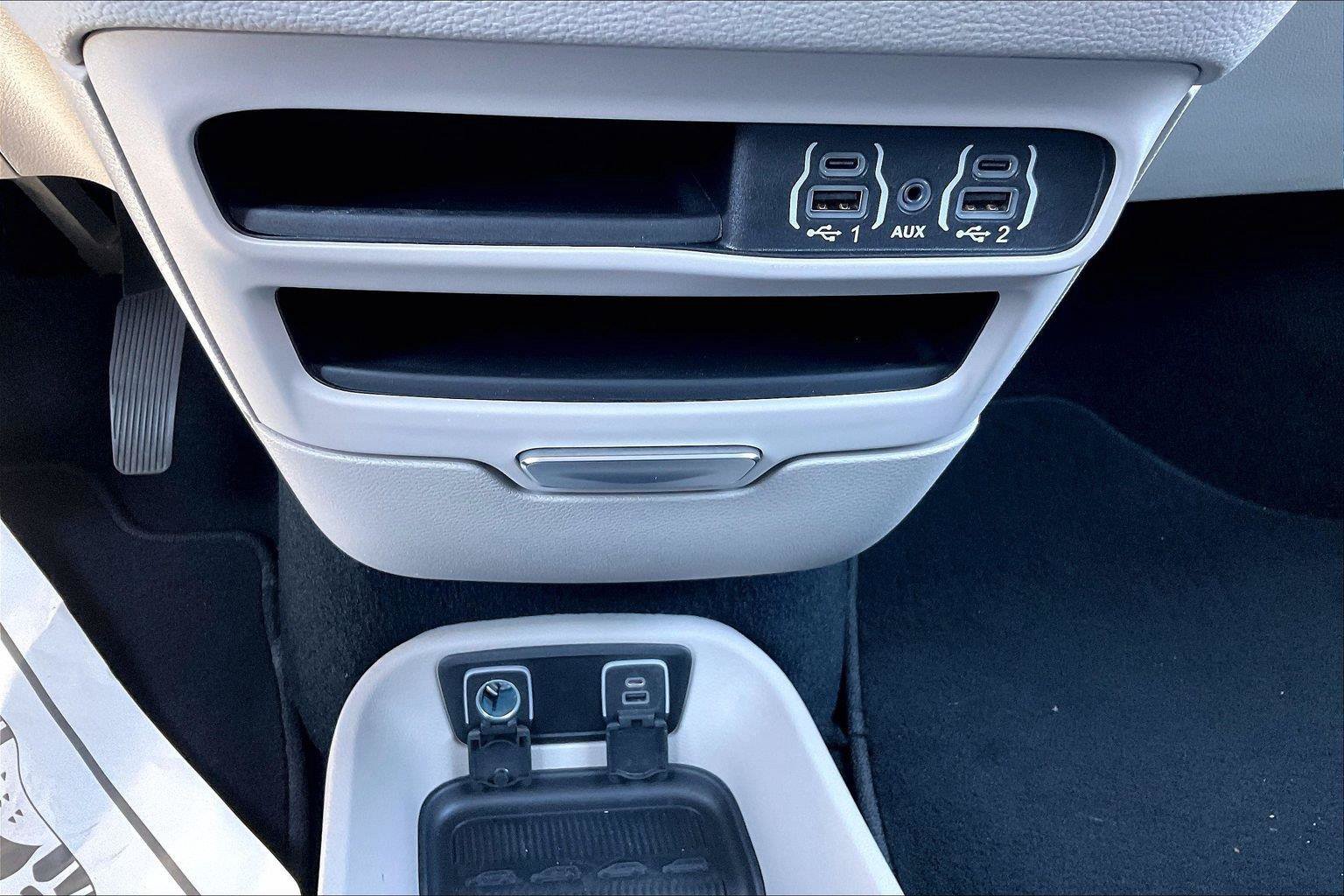 Used 2021 Chrysler Pacifica Touring w/ Cold Weather Group FWD image 29