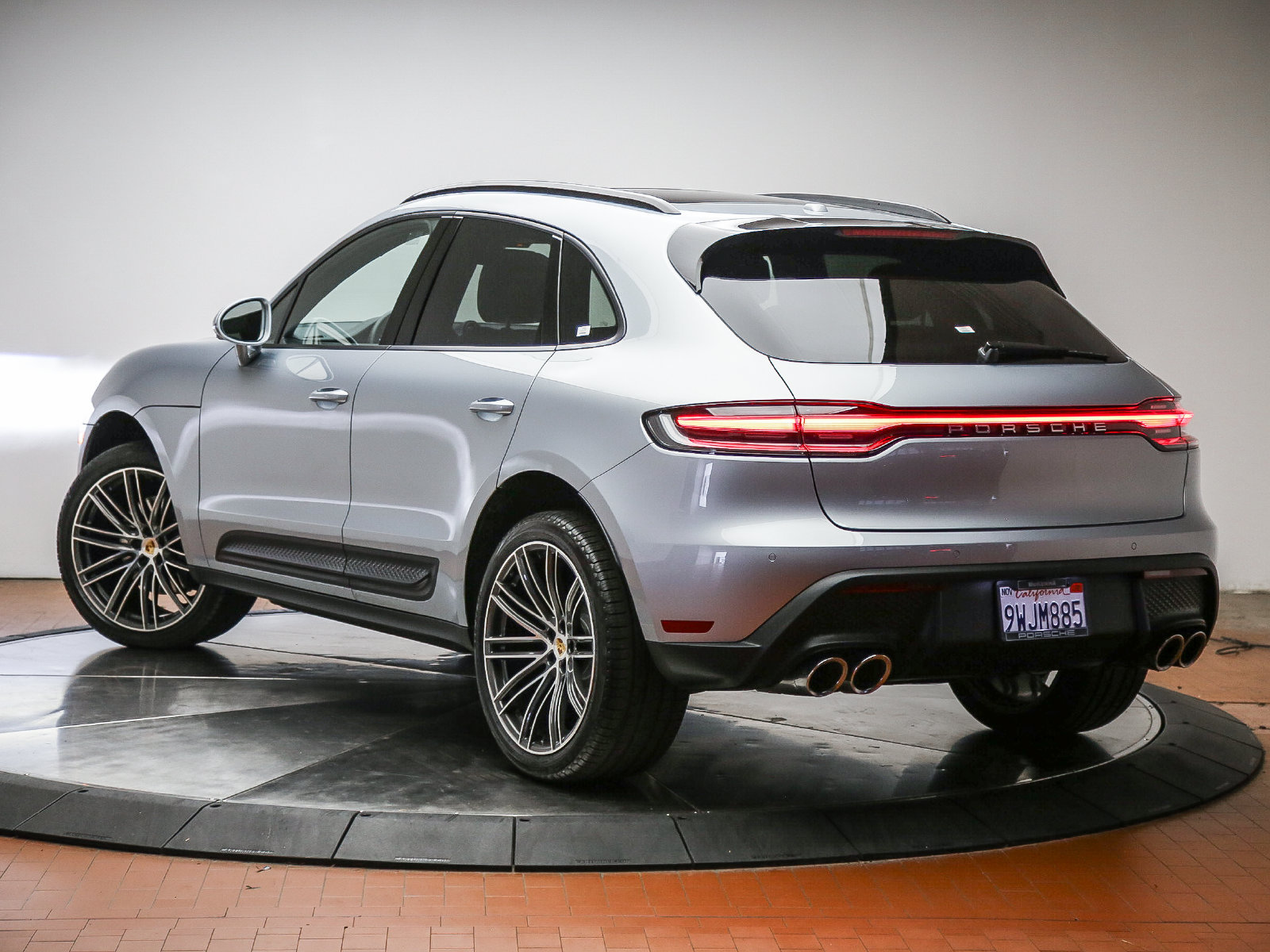 Certified 2026 Porsche Macan AWD/4WD image 3