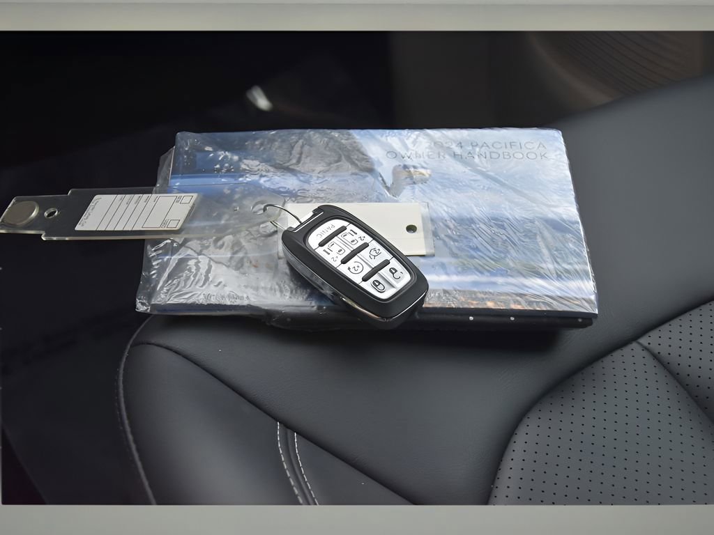 Used 2024 Chrysler Pacifica Touring-L image 39