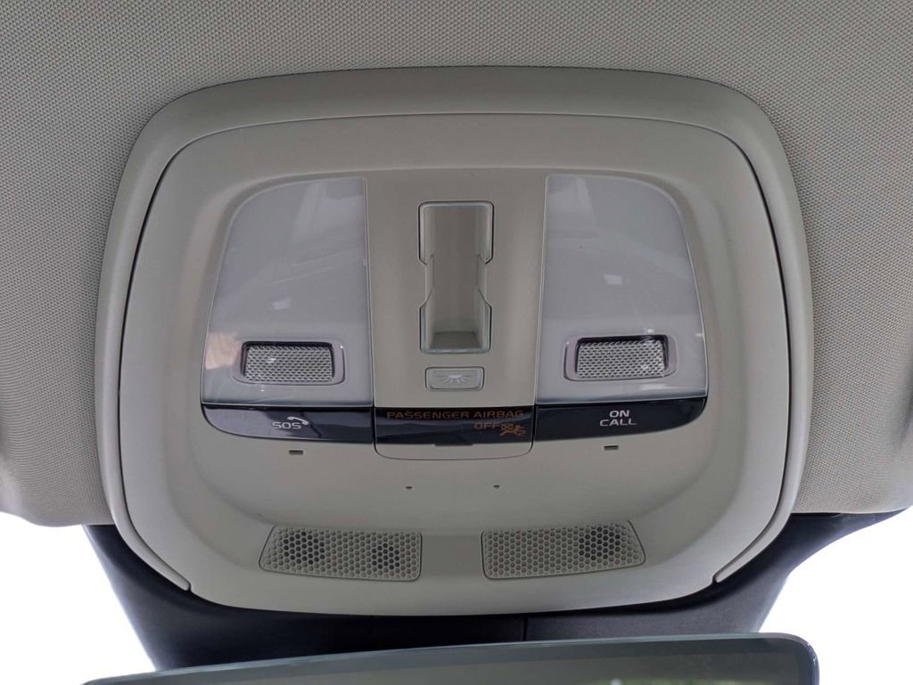 Certified 2022 Volvo XC60 B5 Momentum FWD image 22