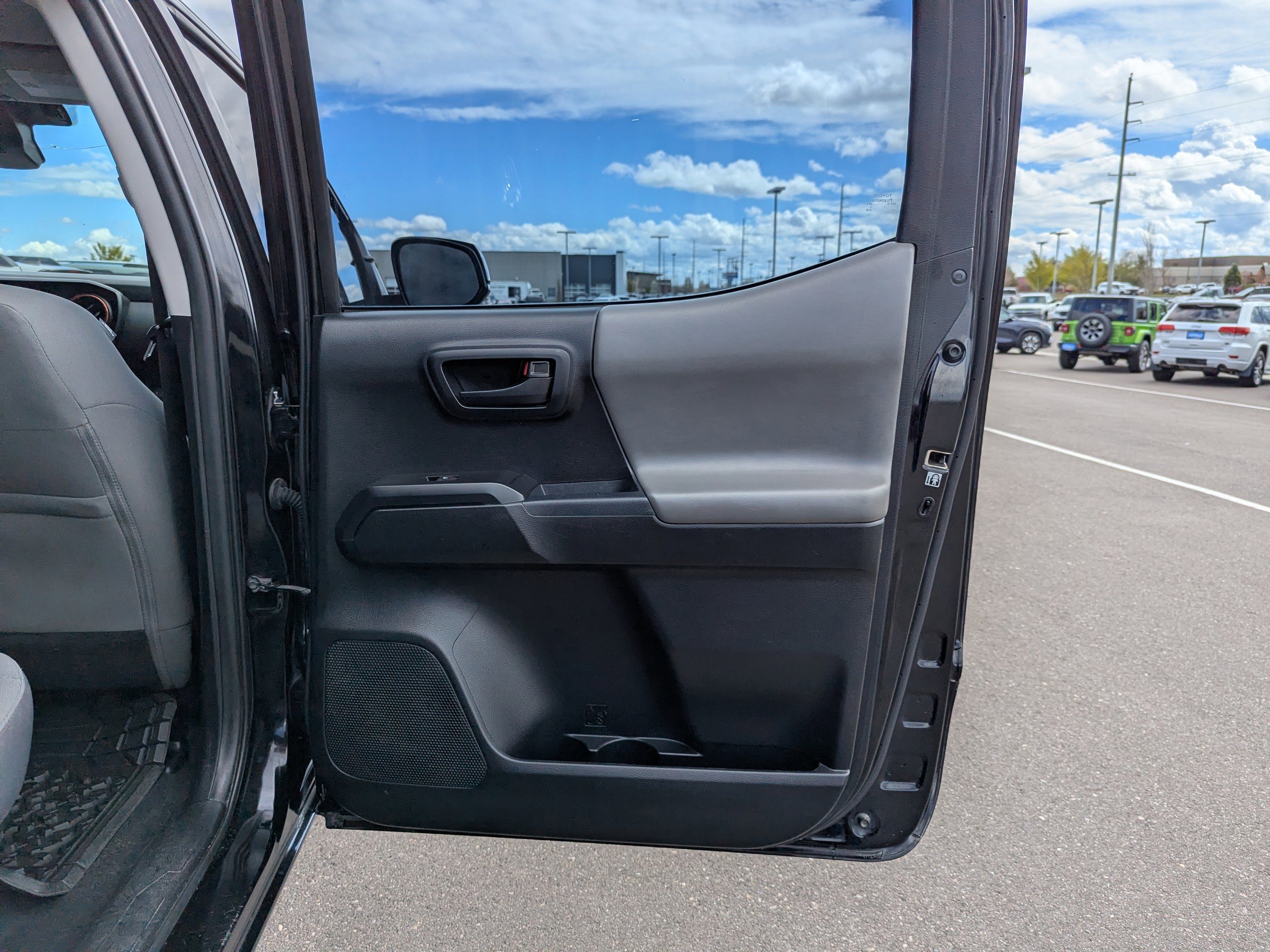 Used 2018 Toyota Tacoma SR image 34