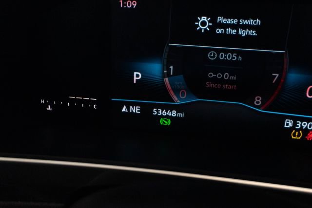 Used 2022 Volkswagen Tiguan SE R-Line image 21