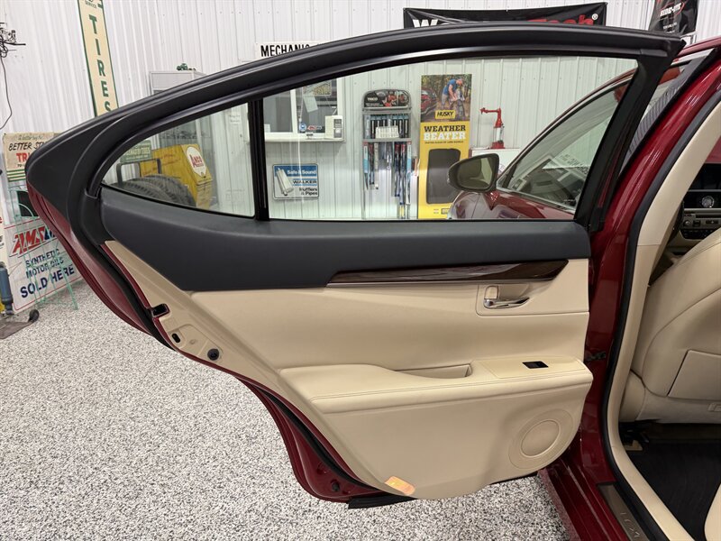Used 2015 Lexus ES 350 w/ Luxury Package FWD image 33