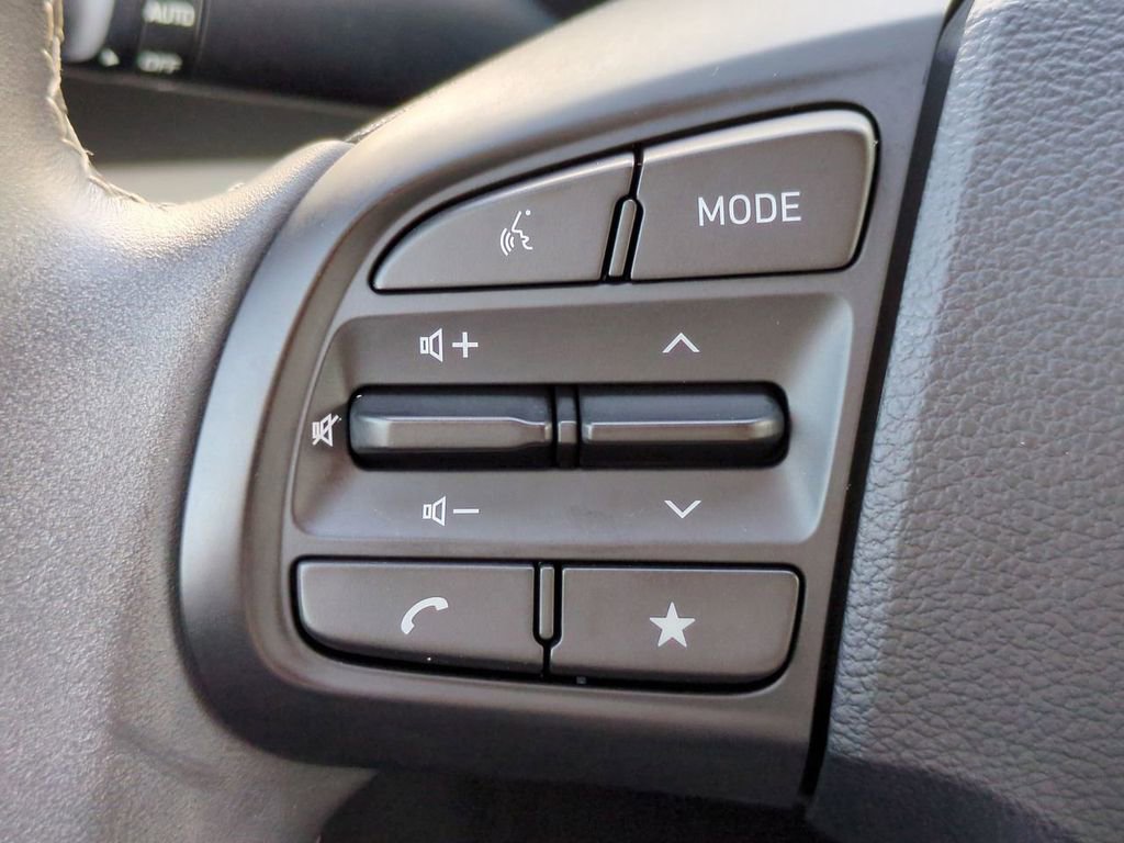 Certified 2025 Hyundai Venue SEL image 23