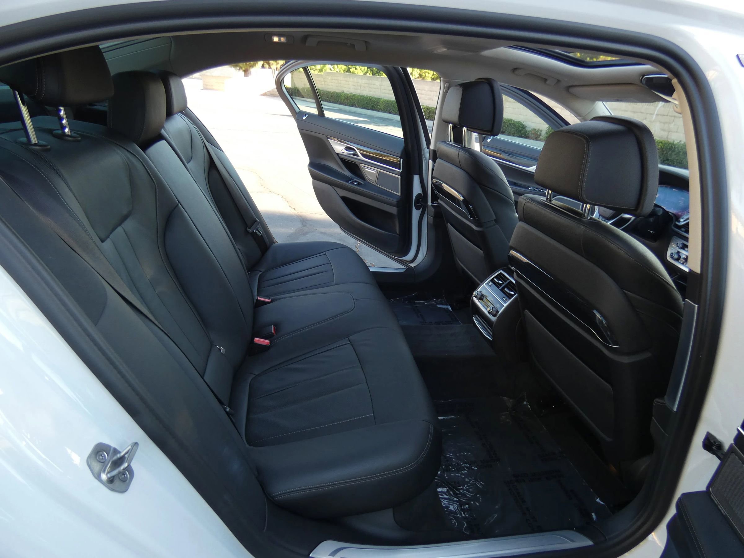 Used 2022 BMW 745e xDrive image 38