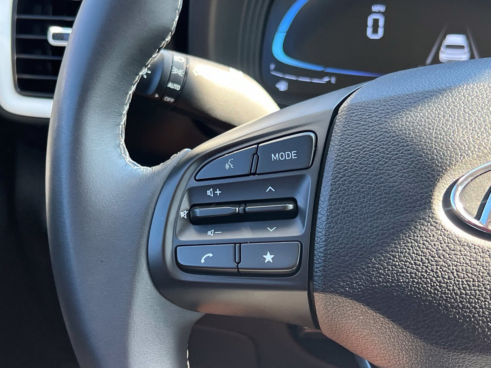 Used 2024 Hyundai Venue Limited FWD image 25
