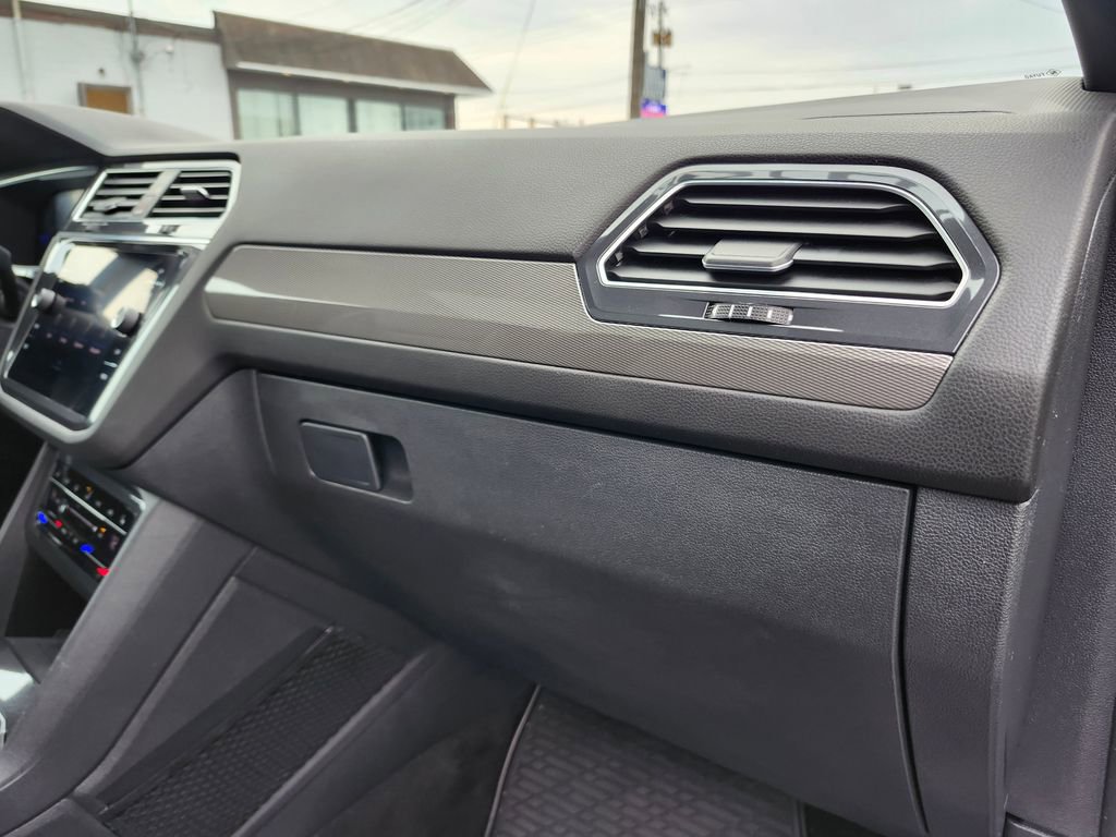 Certified 2022 Volkswagen Tiguan SE R-Line image 13