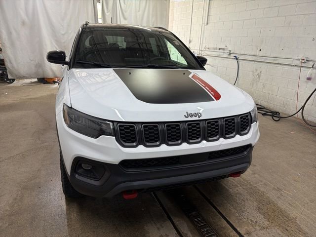 Used 2025 Jeep Compass Trailhawk AWD/4WD image 5