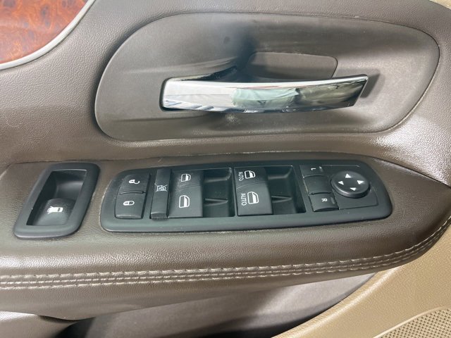 Used 2015 Chrysler Town & Country Touring-L w/ Driver Convenience Group image 27