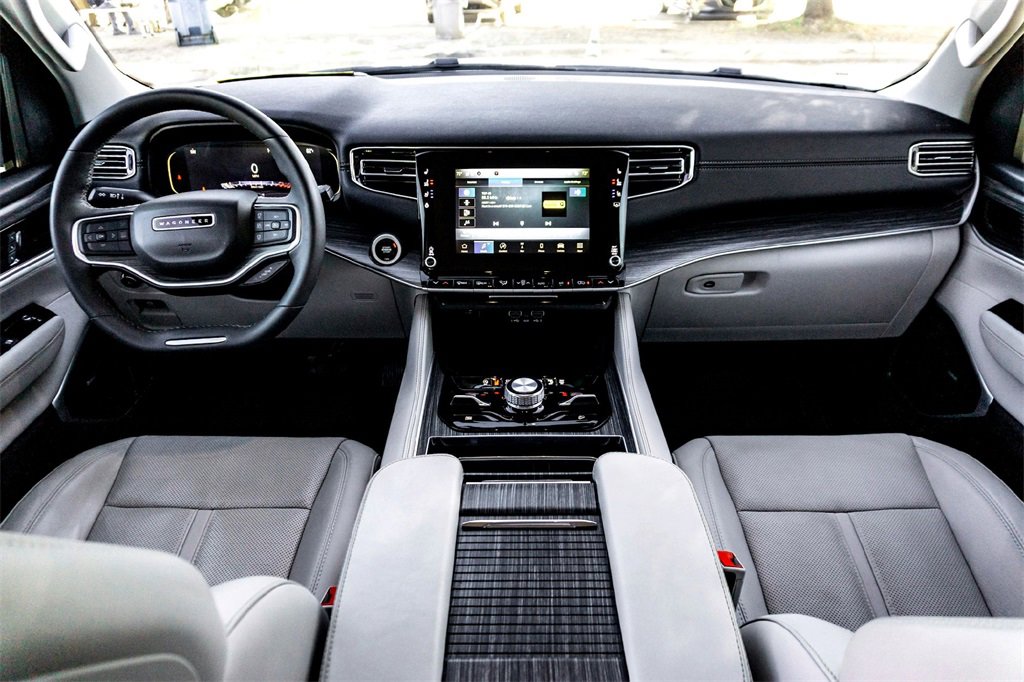 Used 2023 Jeep Wagoneer Series III w/ Premium Group I image 29