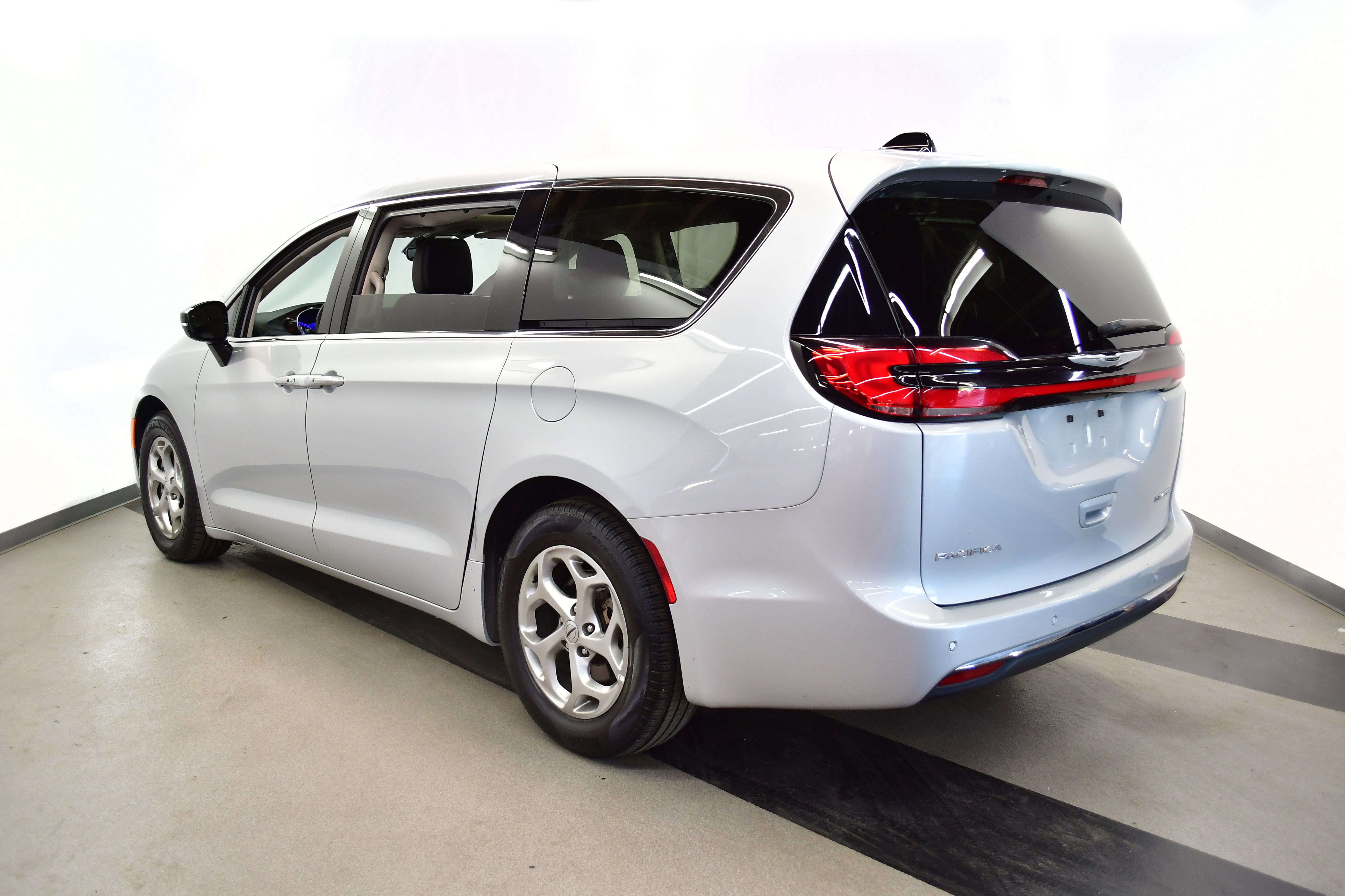 Used 2024 Chrysler Pacifica Limited FWD image 5