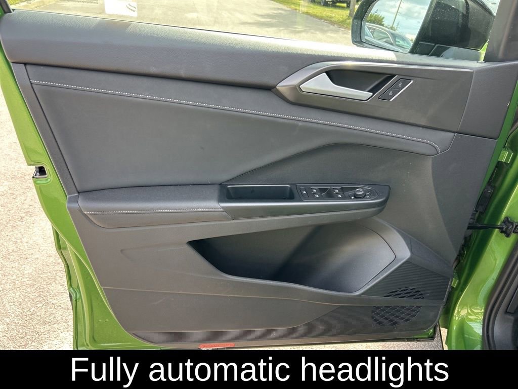 Certified 2025 Volkswagen Taos SE image 17