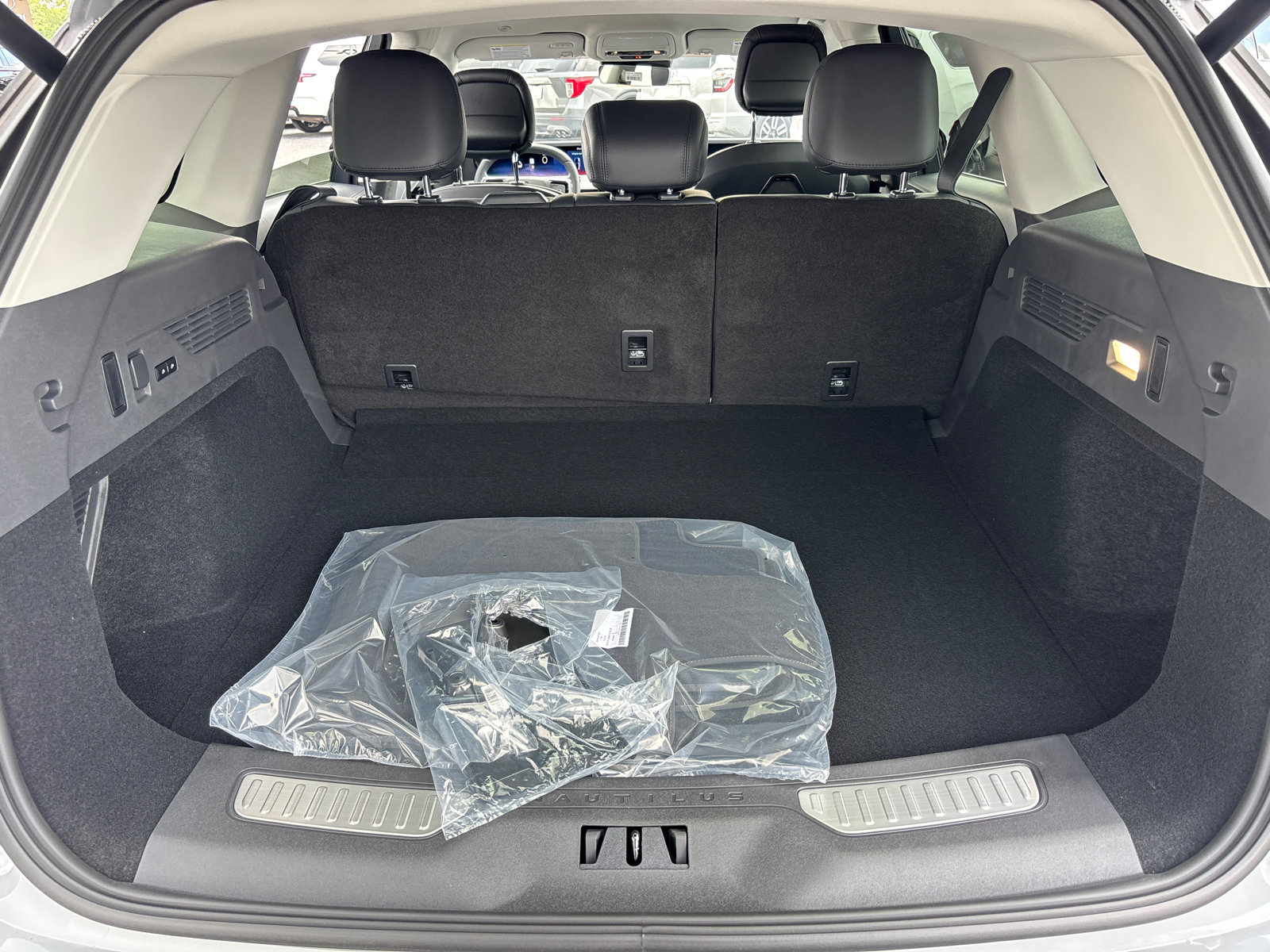 New 2026 Lincoln Nautilus Premier AWD/4WD image 9
