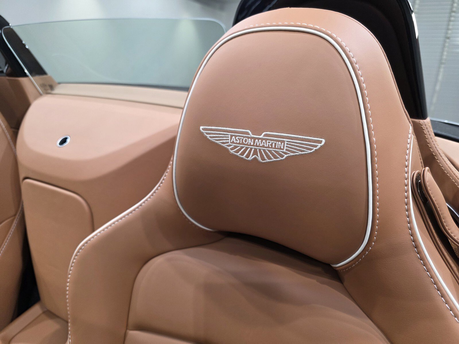 New 2026 Aston Martin V8 Vantage Roadster RWD image 5