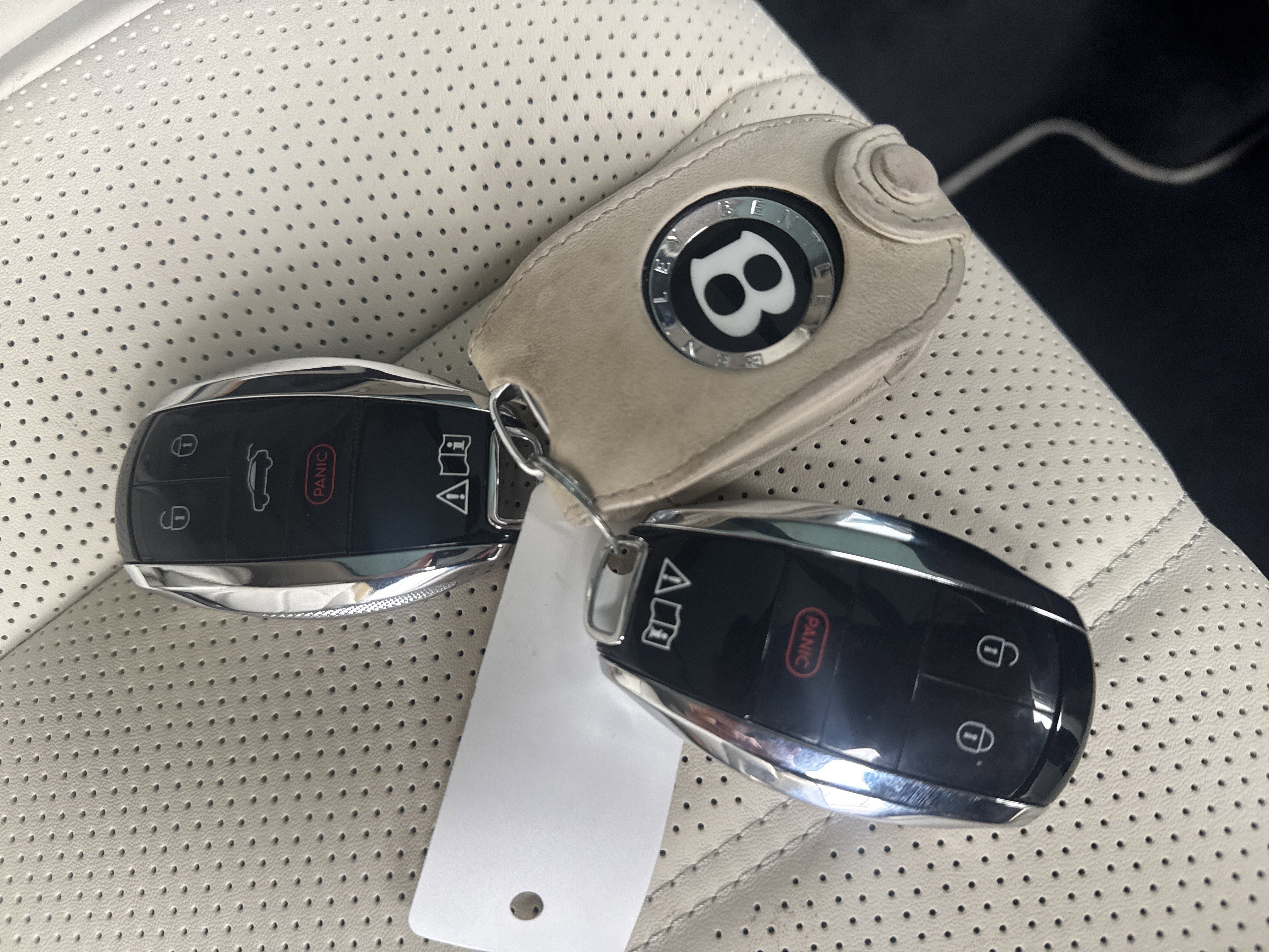 Used 2024 Bentley Bentayga Plug-In Hybrid image 29