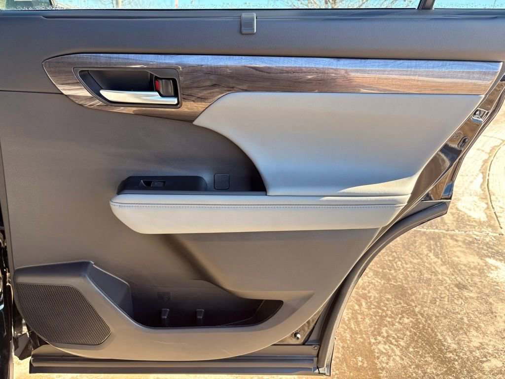 Used 2026 Toyota Highlander Platinum image 28