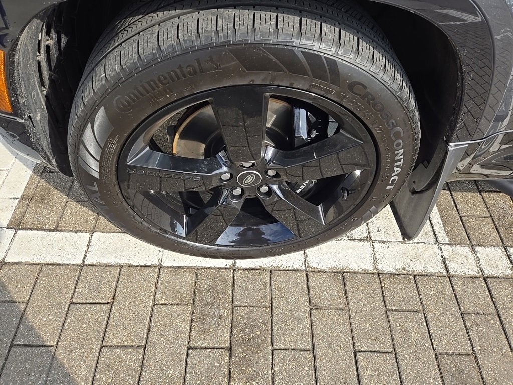 Certified 2025 Land Rover Defender 130 V8 image 10