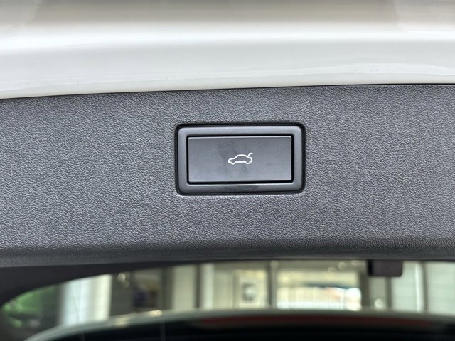 Used 2025 Volkswagen Tiguan SE image 32