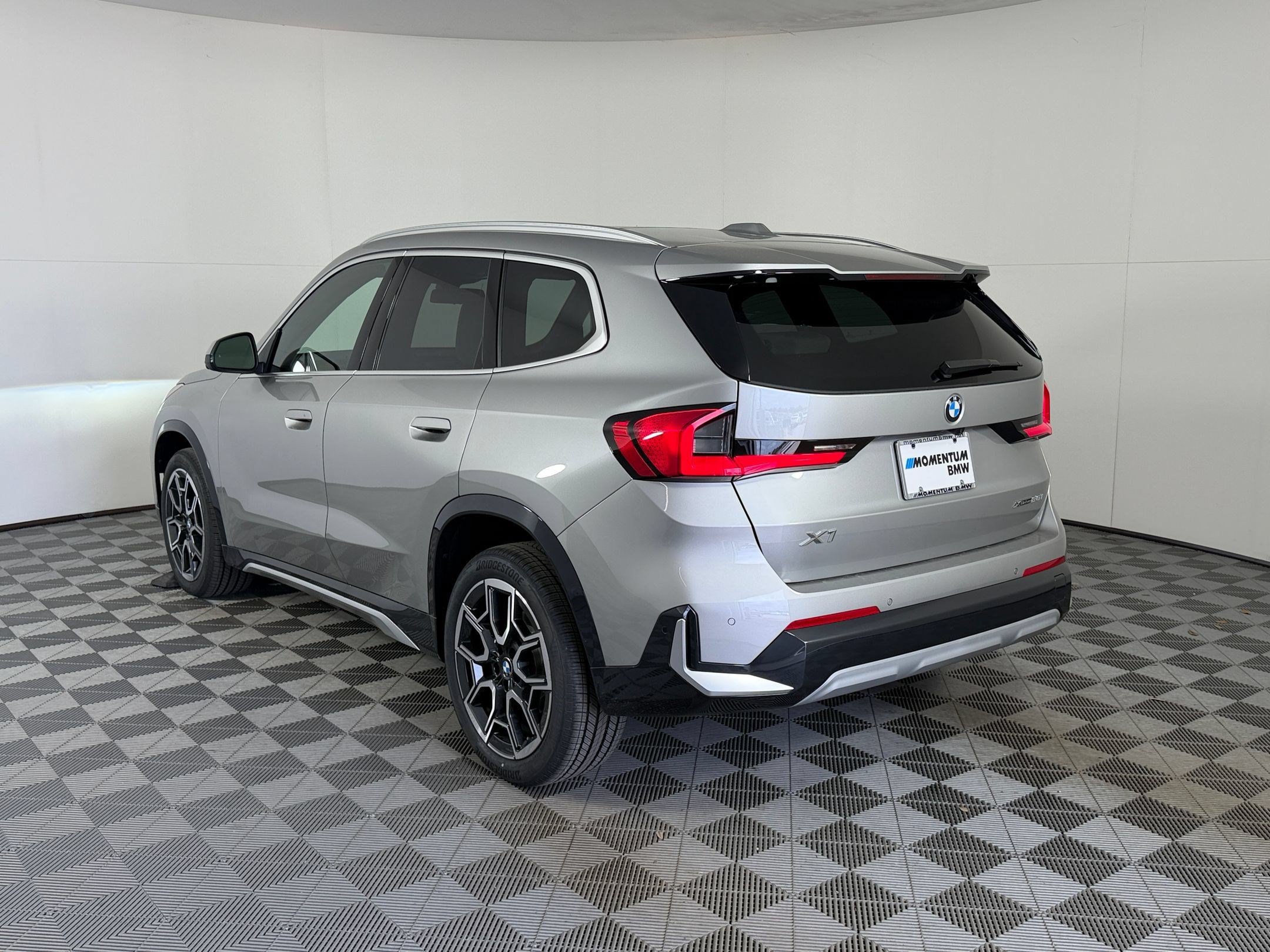 Used 2026 BMW X1 xDrive28i w/ Technology Package AWD/4WD image 3
