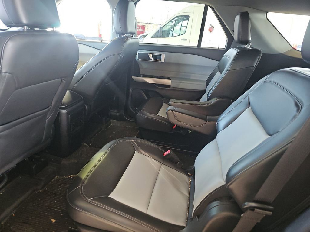 Certified 2022 Ford Explorer XLT w/ Equipment Group 202A AWD/4WD image 6