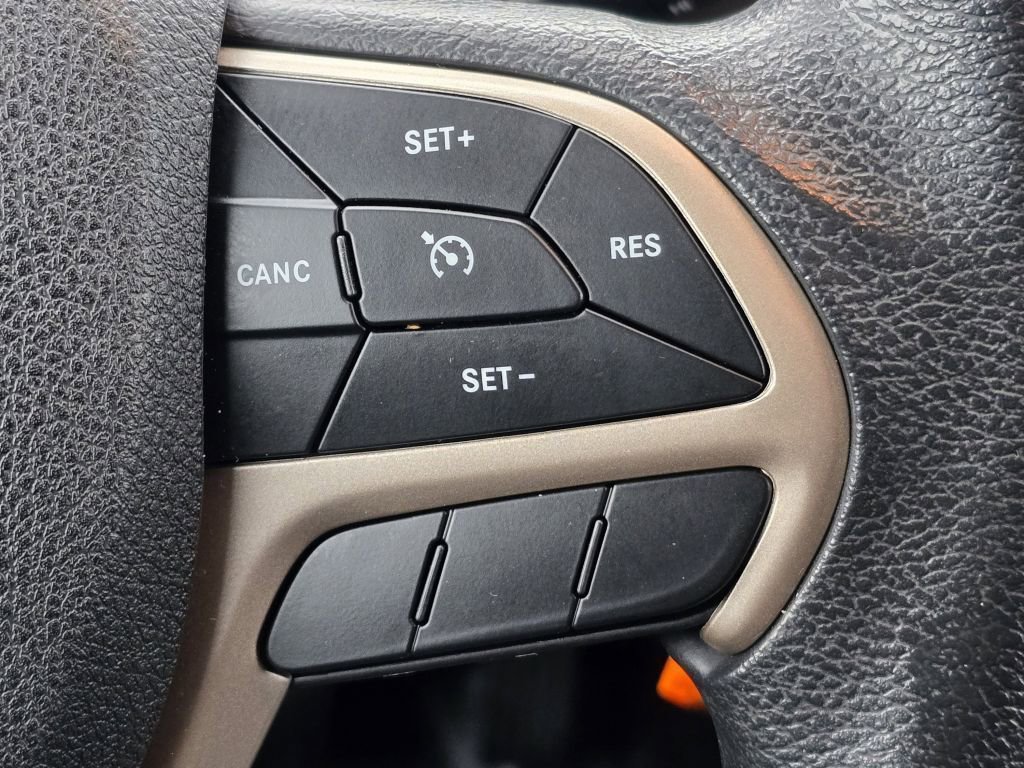 Used 2018 Jeep Cherokee Latitude AWD/4WD image 12