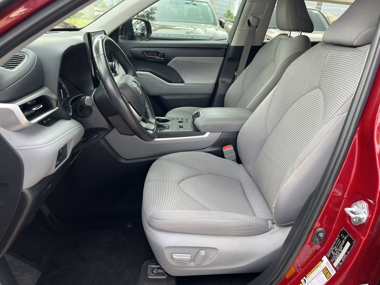 Used 2024 Toyota Highlander LE FWD image 20