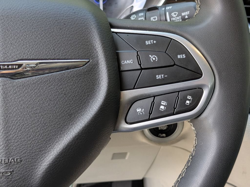 Used 2023 Chrysler Pacifica Limited FWD image 17