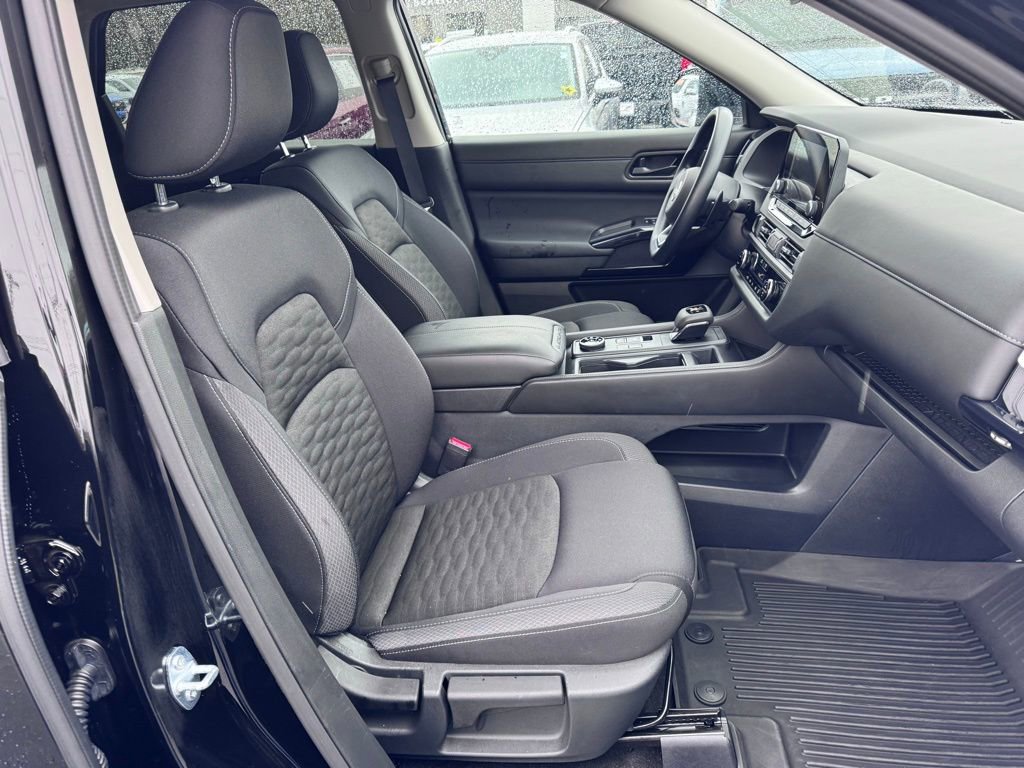 Used 2025 Nissan Pathfinder S image 24