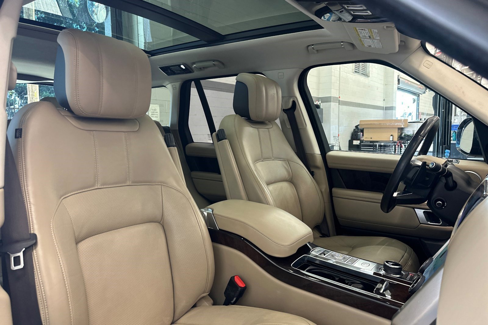 Used 2020 Land Rover Range Rover HSE image 31