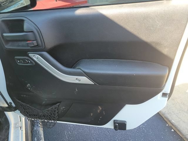 Used 2016 Jeep Wrangler Unlimited Rubicon w/ Dual Top Group AWD/4WD image 13