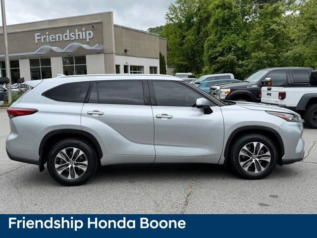 Used 2020 Toyota Highlander XLE AWD/4WD image 4