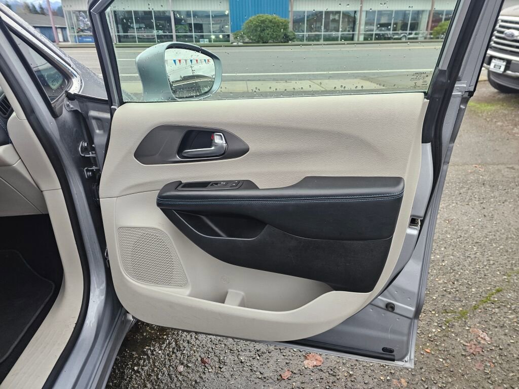 Used 2021 Chrysler Pacifica Touring-L image 10