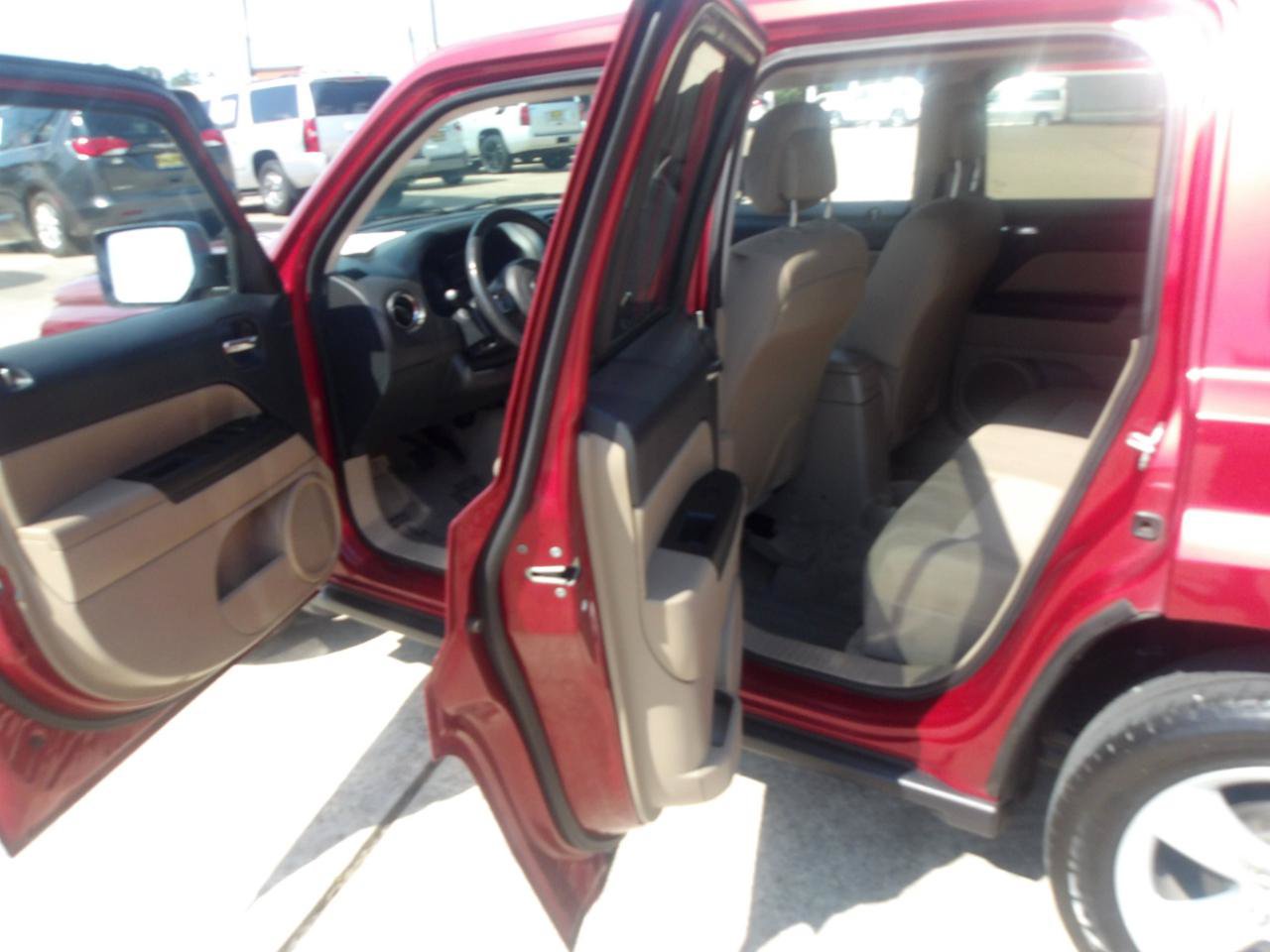 Used 2014 Jeep Patriot Latitude FWD image 15