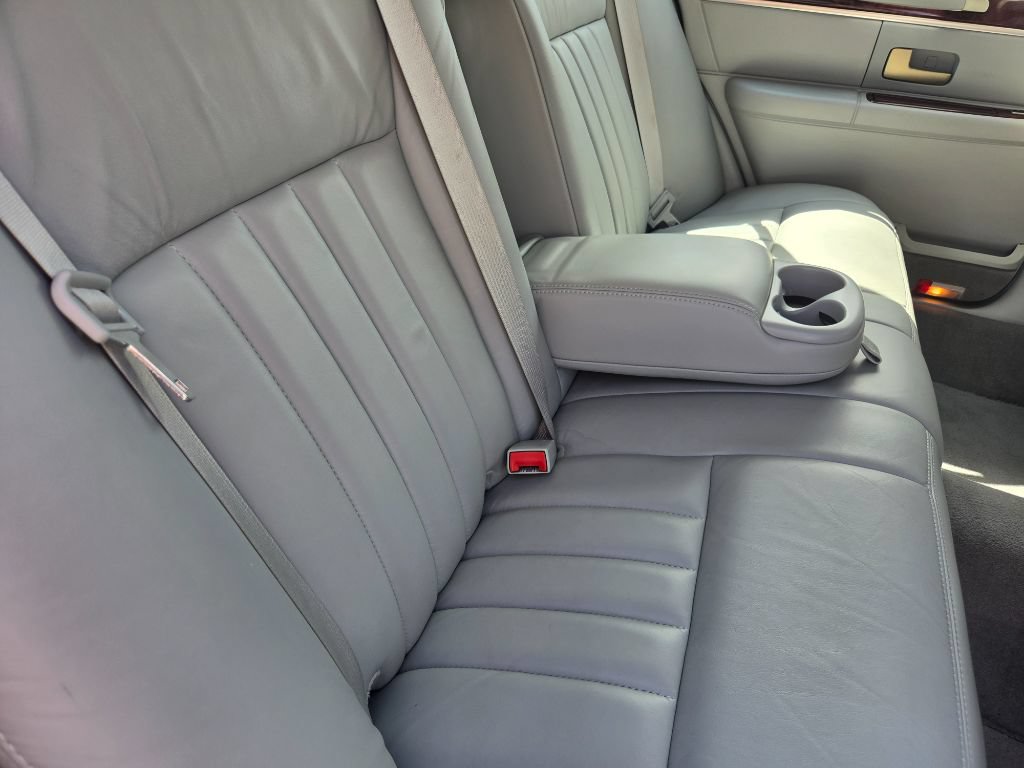 Used 2005 Lincoln Town Car Signature RWD image 37