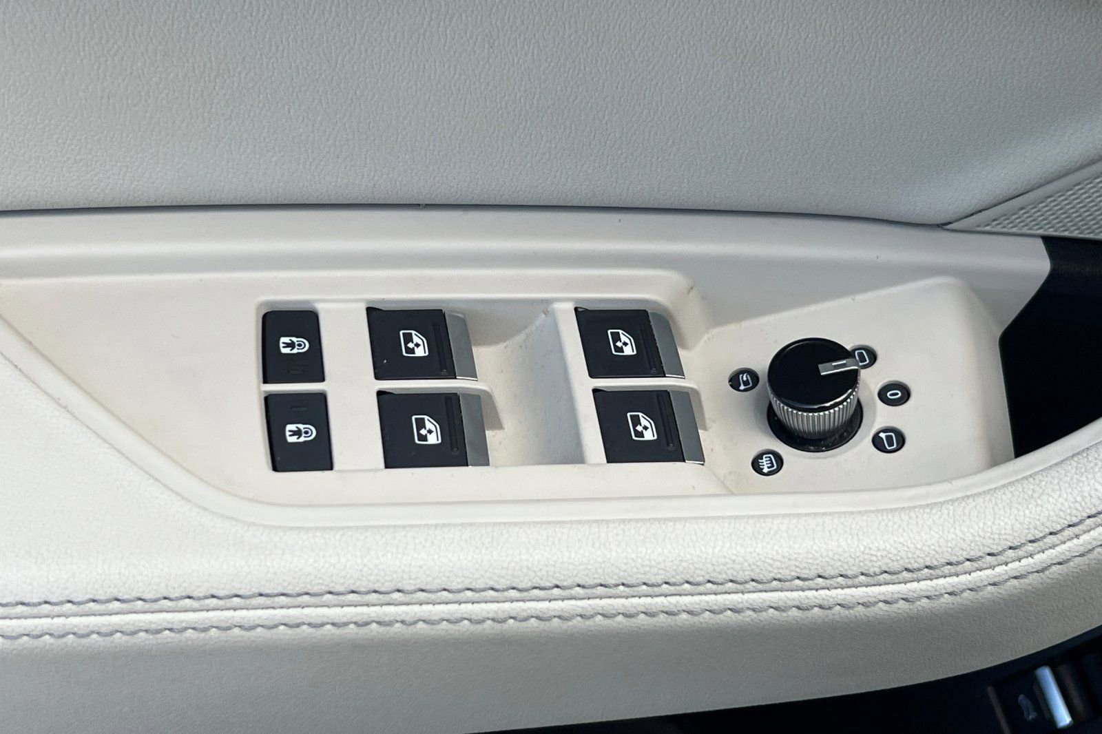 Used 2021 Audi e-tron Premium w/ Towing Package AWD/4WD image 15