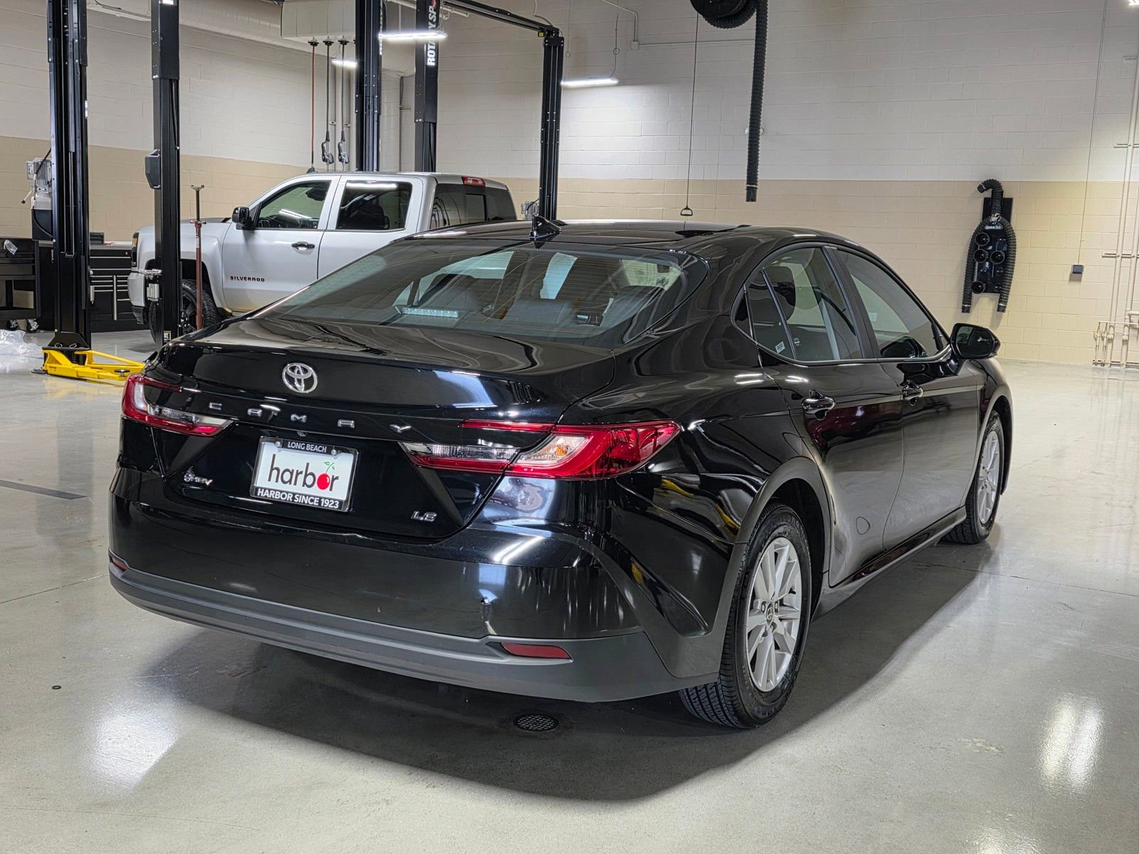 Used 2025 Toyota Camry LE image 7