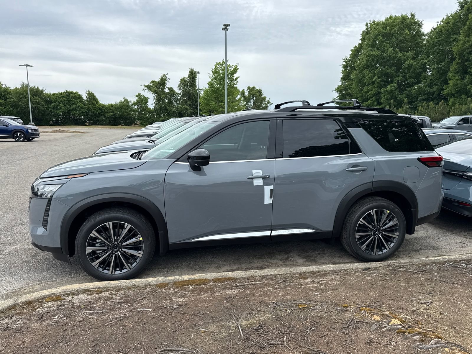 New 2026 Nissan Pathfinder Platinum FWD image 4