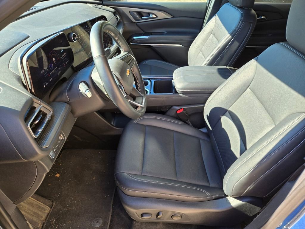 Used 2025 Chevrolet Traverse LT image 6