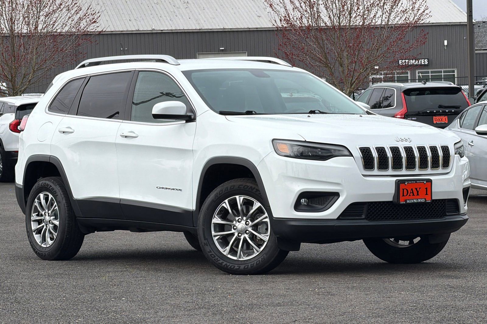 Used 2019 Jeep Cherokee Latitude Plus w/ Cold Weather Group AWD/4WD image 2