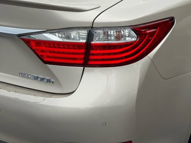 Used 2015 Lexus ES 300h w/ Navigation System Package FWD image 10