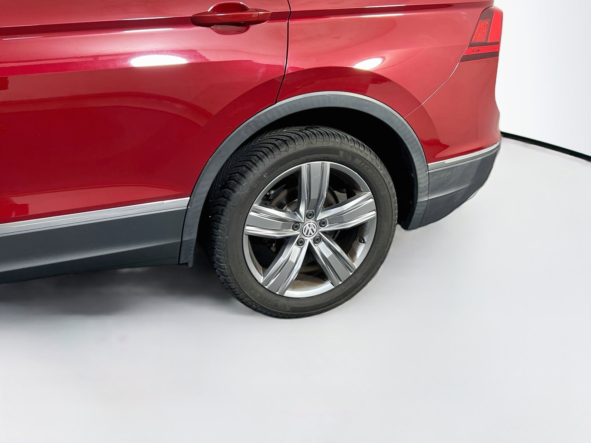 Used 2018 Volkswagen Tiguan SEL Premium w/ 3rd Row Seat Package AWD/4WD image 32