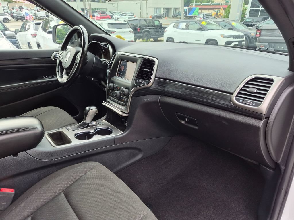Used 2020 Jeep Grand Cherokee Laredo AWD/4WD image 23