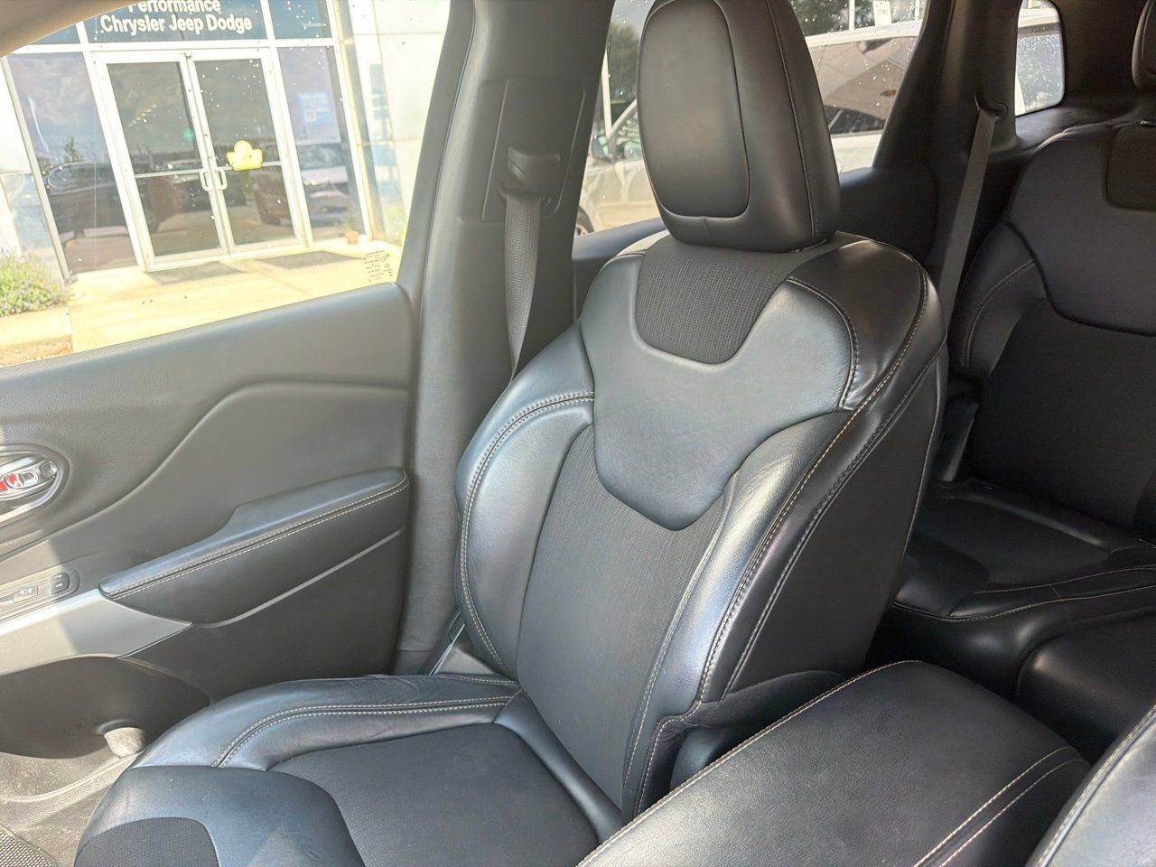 Used 2018 Jeep Cherokee Latitude Plus AWD/4WD image 17
