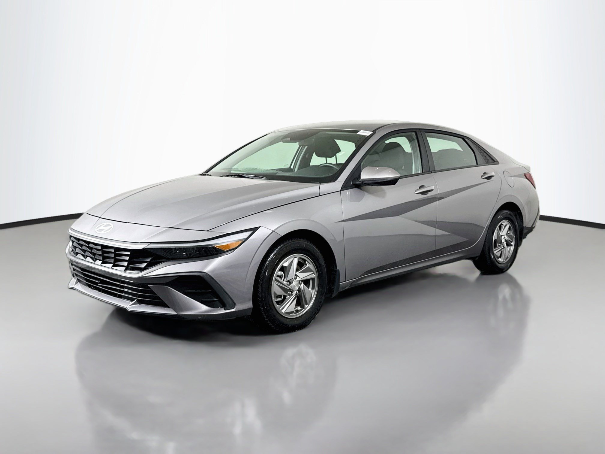 Used 2025 Hyundai Elantra SE FWD image 4