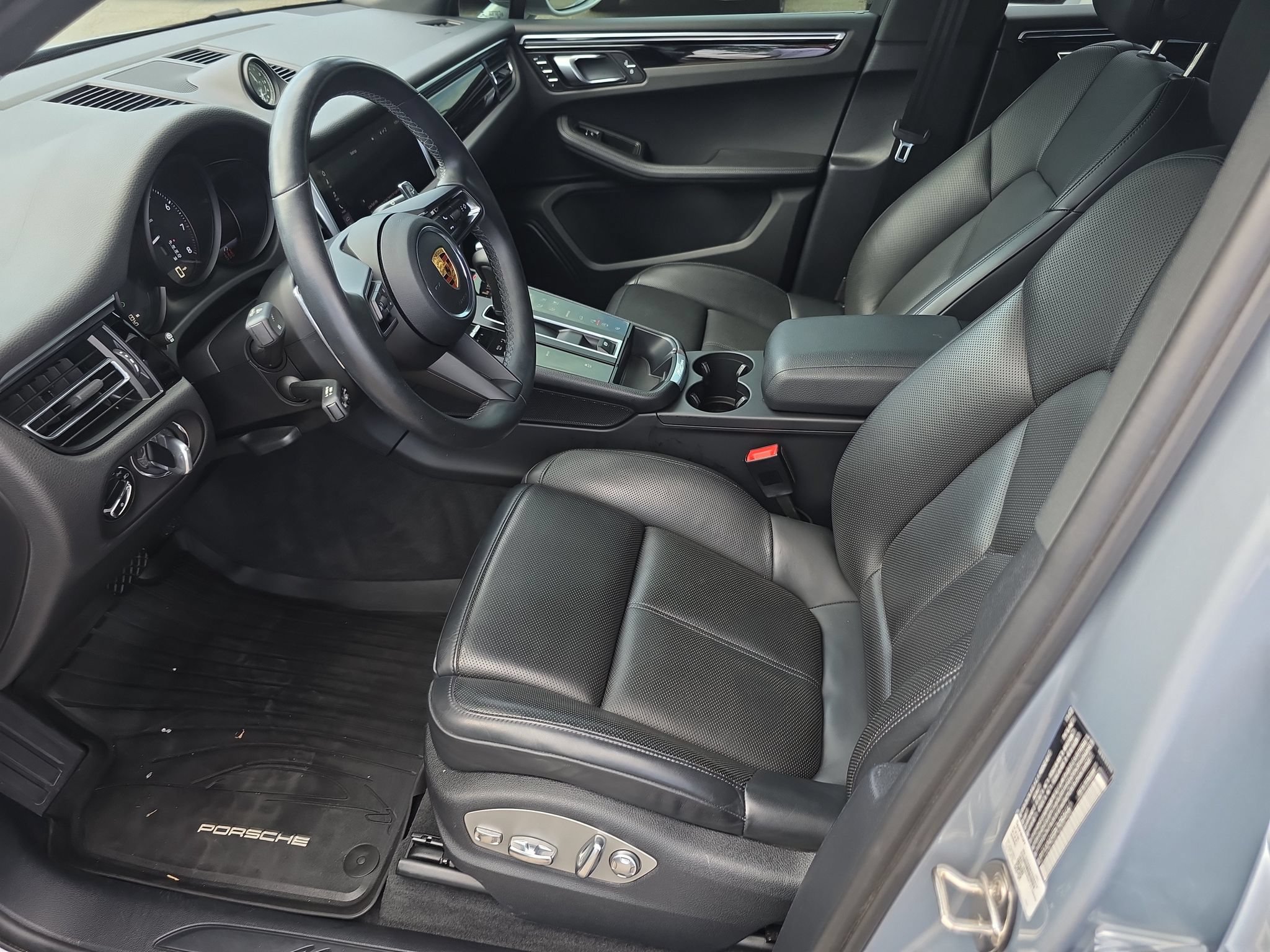 Used 2023 Porsche Macan Turbo AWD/4WD image 8